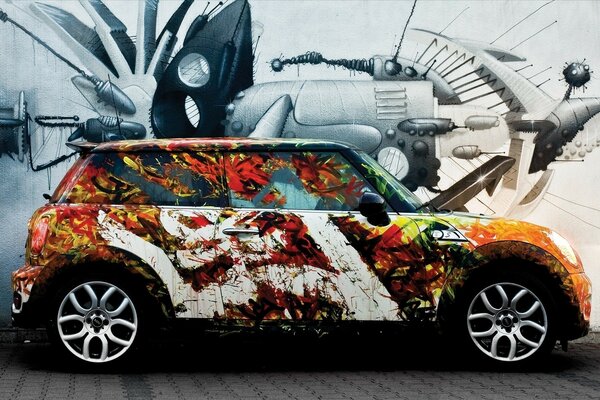 Mini автомобиль с рисунком на боку
