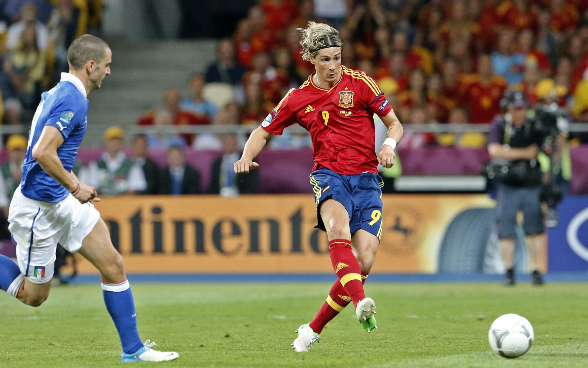 football soccer competition athlete match man ball action adult foot stadium soccer player spain national chelsea england star