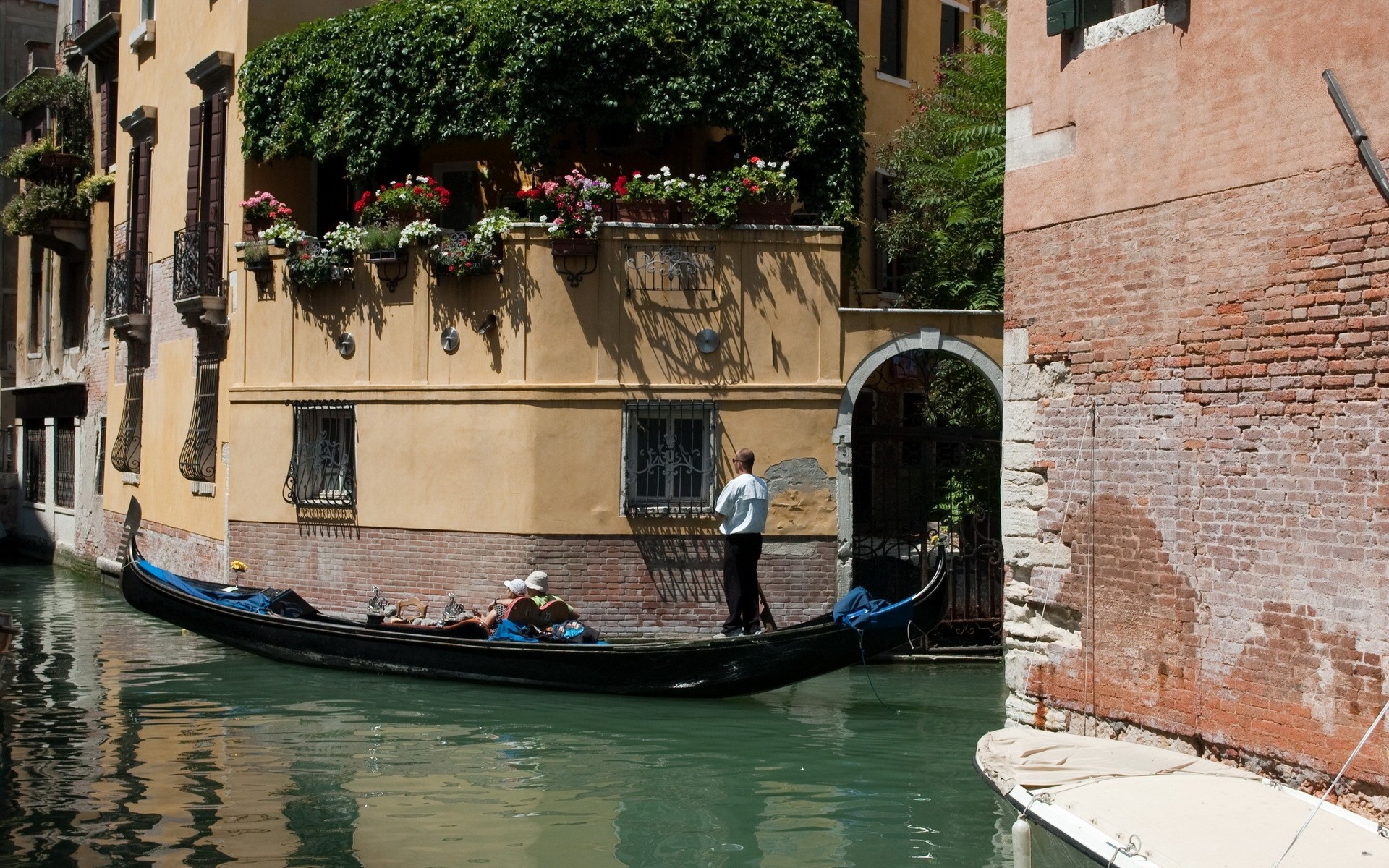 italy canal gondola venetian water travel boat gondolier architecture building tourism lagoon house city vacation watercraft cityscape venice
