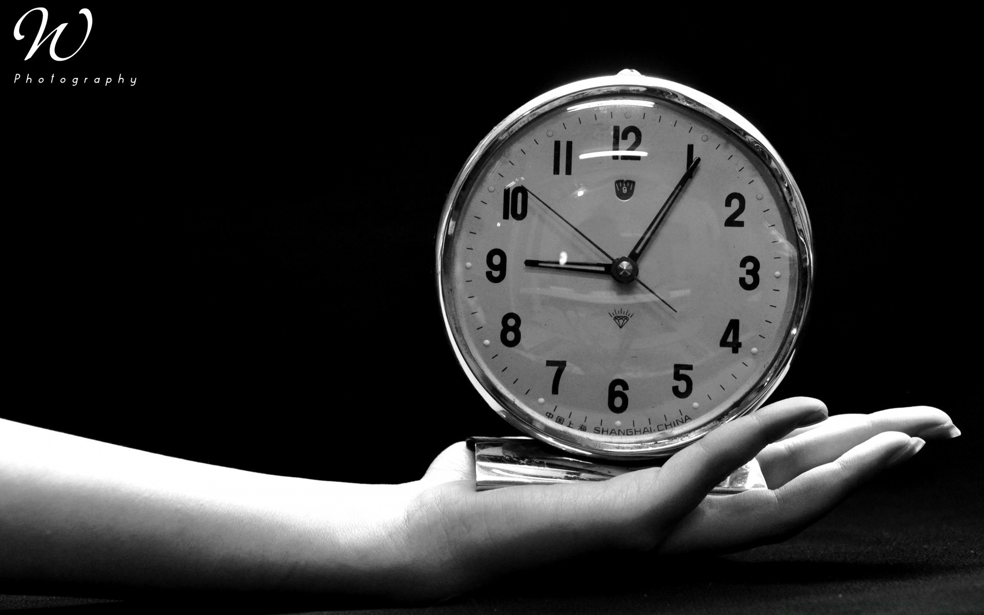 black and white time clock deadline watch alarm clock minute late precision timer countdown pressure urgency classic