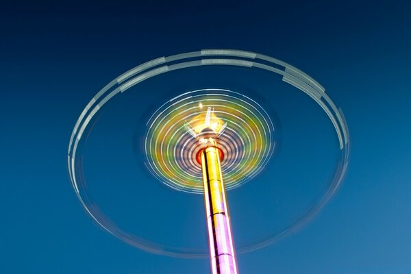 Picture of rotating shapes on the desktop