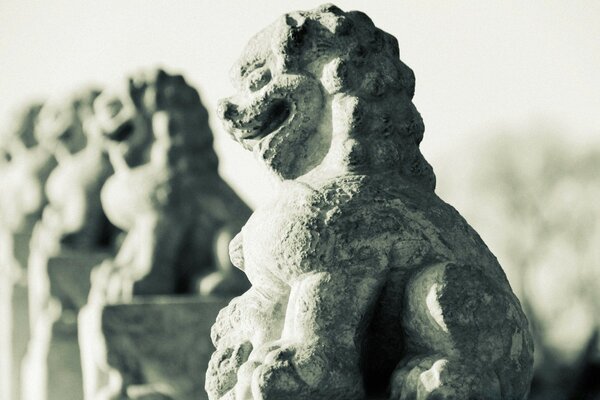 Sculptures on pillars china