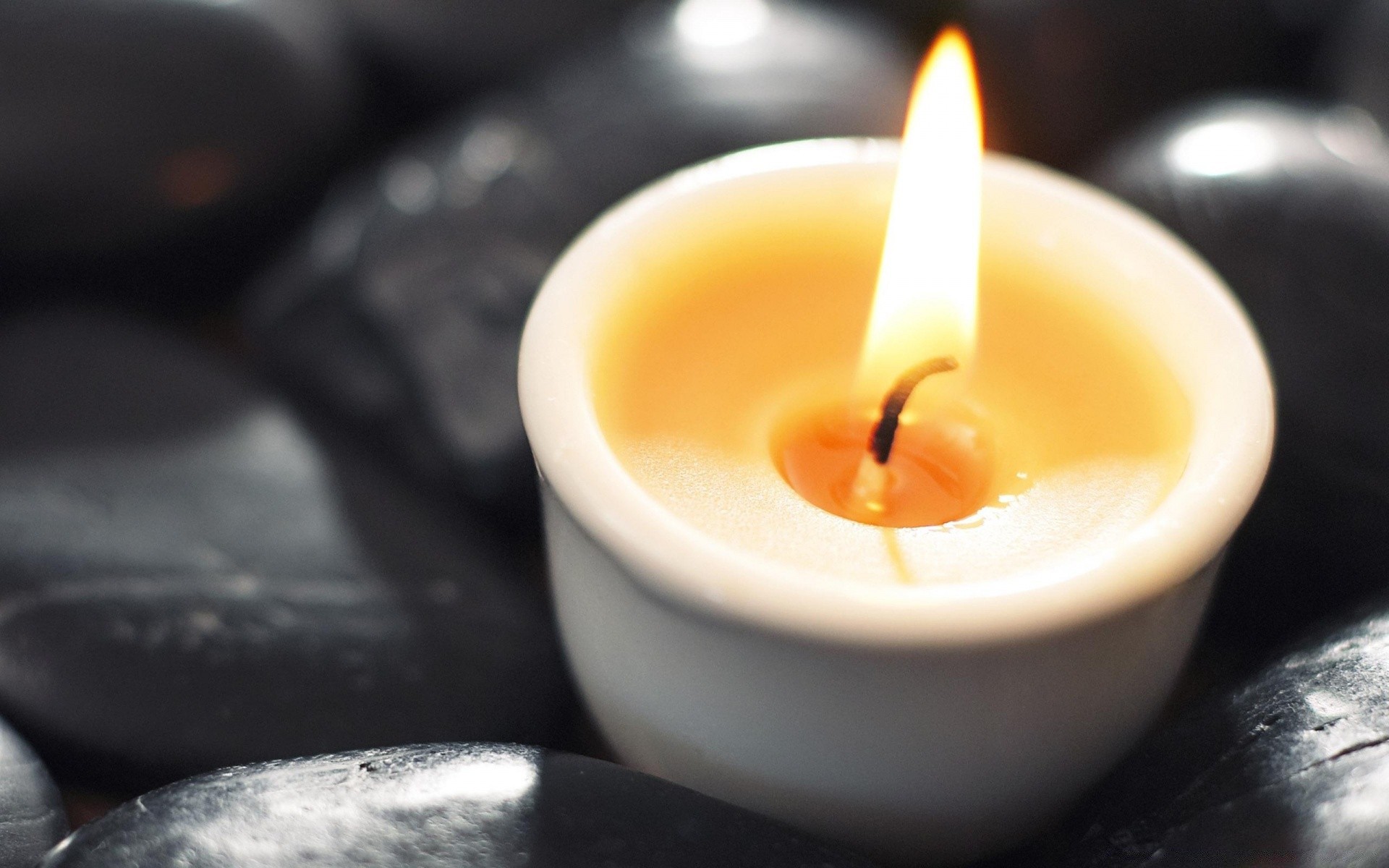 macro candle candlelight relaxation still life flame wax hot aromatherapy spirituality meditation romance zen warmly dark harmony bamboo burnt traditional