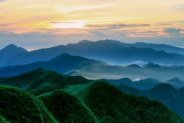 Dawn in the mountains. Journeys. Desktop screensaver